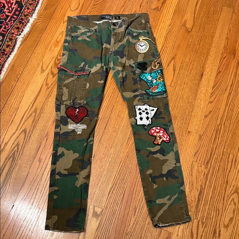 Men's designer Camouflage Straight Jeans with Embroidered Patch Details - Green